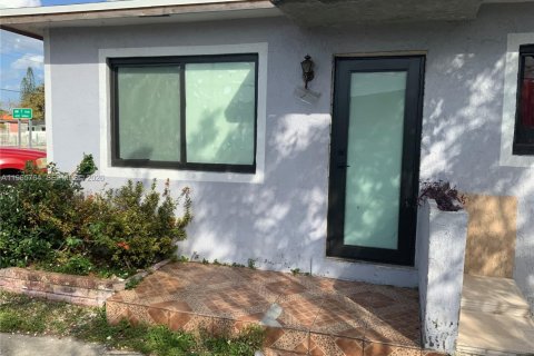House in Miami, Florida 4 bedrooms, 162.76 sq.m. № 2081246 - photo 7