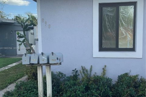 House in Miami, Florida 4 bedrooms, 162.76 sq.m. № 2081246 - photo 6