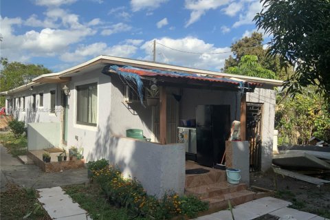 House in Miami, Florida 4 bedrooms, 162.76 sq.m. № 2081246 - photo 9