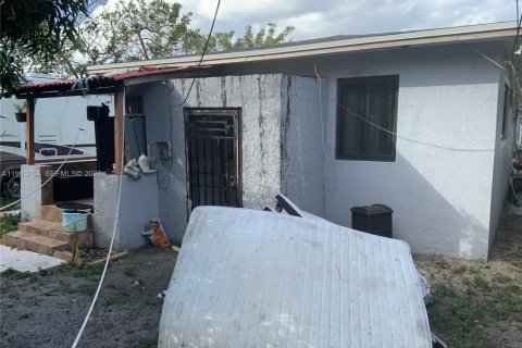 House in Miami, Florida 4 bedrooms, 162.76 sq.m. № 2081246 - photo 11
