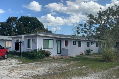 House in Miami, Florida 4 bedrooms, 162.76 sq.m. № 2081246