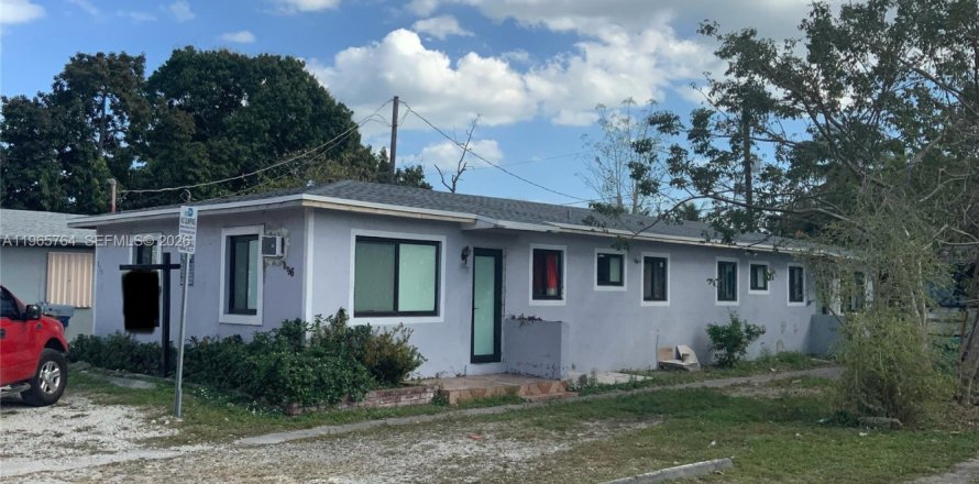 House in Miami, Florida 4 bedrooms, 162.76 sq.m. № 2081246
