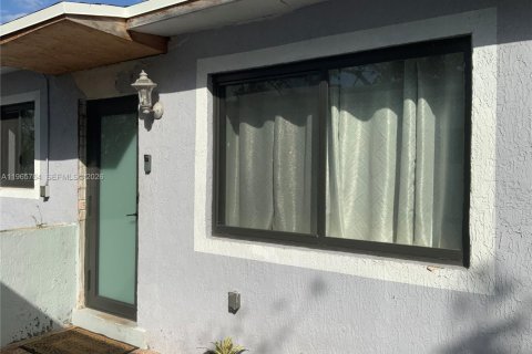 House in Miami, Florida 4 bedrooms, 162.76 sq.m. № 2081246 - photo 8