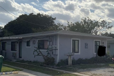 House in Miami, Florida 4 bedrooms, 162.76 sq.m. № 2081246 - photo 2