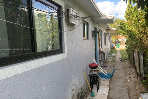House in Miami, Florida 4 bedrooms, 162.76 sq.m. № 2081246 - photo 10