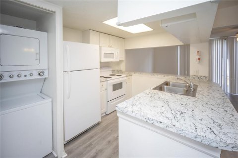 Townhouse in Davenport, Florida 4 bedrooms, 162.39 sq.m. № 2219129 - photo 5