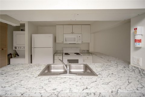 Townhouse in Davenport, Florida 4 bedrooms, 162.39 sq.m. № 2219129 - photo 17