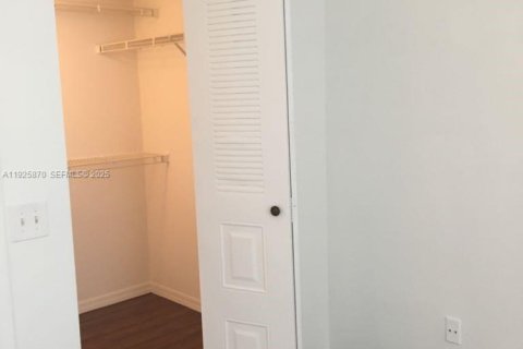 Снять в аренду квартиру в Холливуд, Флорида 1 спальня, 49.89м2, № 1984427 - фото 10