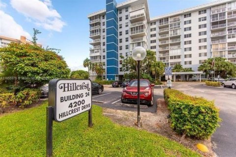 Copropriété à louer à Hollywood, Floride: 2 chambres, 119.29 m2 № 1880183 - photo 1