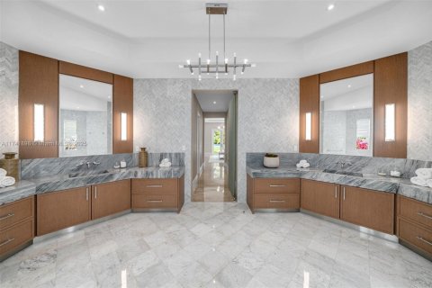 House in Pinecrest, Florida 7 bedrooms, 794.41 sq.m. № 1712298 - photo 17