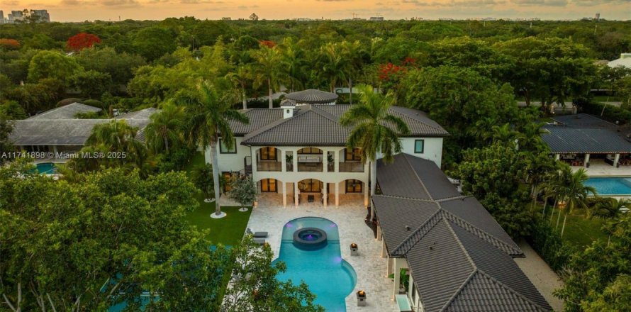 House in Pinecrest, Florida 7 bedrooms, 794.41 sq.m. № 1712298