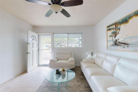 House in New Smyrna Beach, Florida 3 bedrooms, 96.06 sq.m. № 1602223 - photo 6
