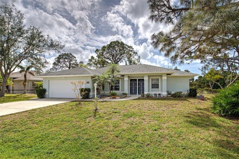 House in Englewood, Florida 3 bedrooms, 148.27 sq.m. № 1548046 - photo 1