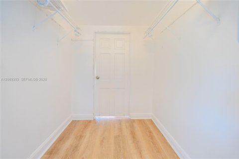Villa ou maison à louer à Miami, Floride: 1 chambre, 46.45 m2 № 2376077 - photo 8