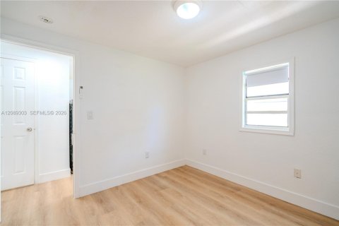 Villa ou maison à louer à Miami, Floride: 1 chambre, 46.45 m2 № 2376077 - photo 3