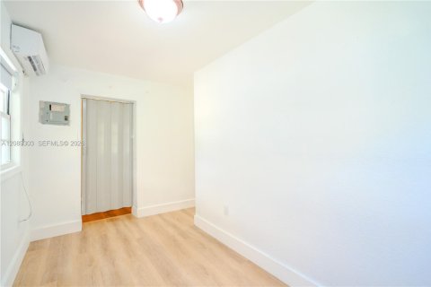 Villa ou maison à louer à Miami, Floride: 1 chambre, 46.45 m2 № 2376077 - photo 11