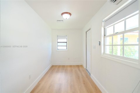 Villa ou maison à louer à Miami, Floride: 1 chambre, 46.45 m2 № 2376077 - photo 4