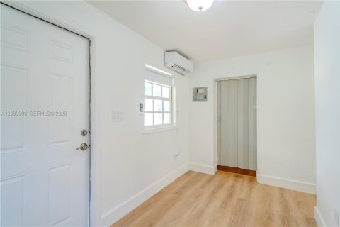 Villa ou maison à louer à Miami, Floride: 1 chambre, 46.45 m2 № 2376077 - photo 12