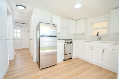 Villa ou maison à louer à Miami, Floride: 1 chambre, 46.45 m2 № 2376077 - photo 2