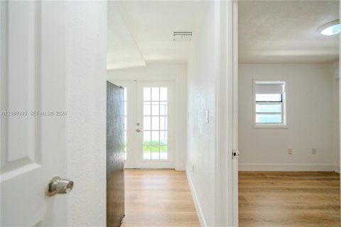 Villa ou maison à louer à Miami, Floride: 1 chambre, 46.45 m2 № 2376077 - photo 5