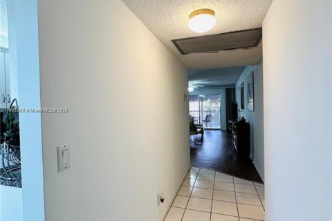 Купить кондоминиум в Пемброк-Пайнс, Флорида 2 спальни, 102.19м2, № 1969208 - фото 3