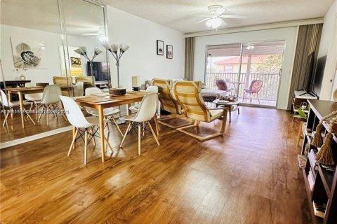 Купить кондоминиум в Пемброк-Пайнс, Флорида 2 спальни, 102.19м2, № 1969208 - фото 2