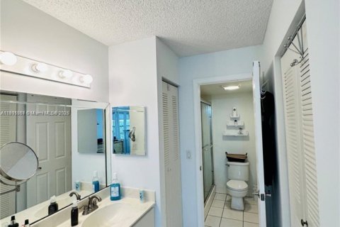 Купить кондоминиум в Пемброк-Пайнс, Флорида 2 спальни, 102.19м2, № 1969208 - фото 9