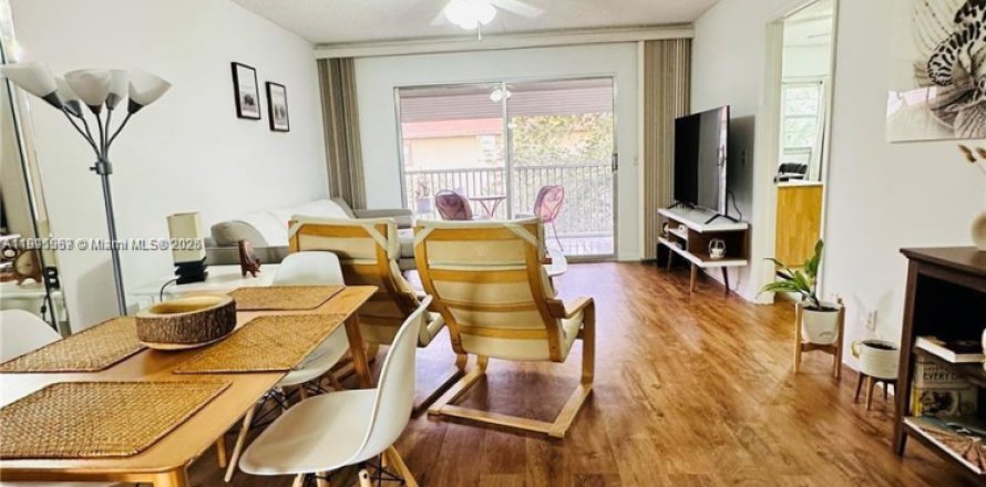 Кондоминиум с 2 спальнями в Пемброк-Пайнс, Флорида № 1969208