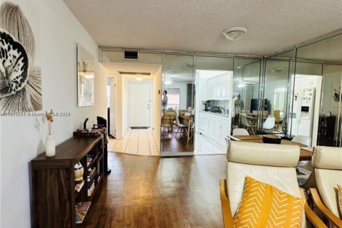 Купить кондоминиум в Пемброк-Пайнс, Флорида 2 спальни, 102.19м2, № 1969208 - фото 29