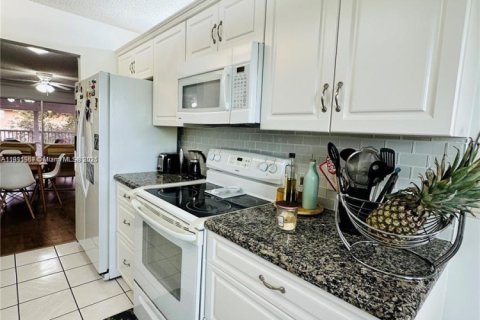 Купить кондоминиум в Пемброк-Пайнс, Флорида 2 спальни, 102.19м2, № 1969208 - фото 4