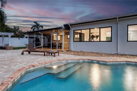 House in Lauderdale-by-the-Sea, Florida 3 bedrooms, 148.83 sq.m. № 1896016 - photo 4