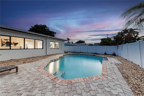 House in Lauderdale-by-the-Sea, Florida 3 bedrooms, 148.83 sq.m. № 1896016 - photo 1