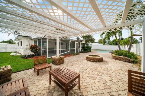 House in Lauderdale-by-the-Sea, Florida 3 bedrooms, 148.83 sq.m. № 1896016 - photo 25