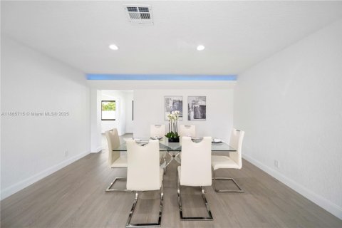 House in Lauderdale-by-the-Sea, Florida 3 bedrooms, 148.83 sq.m. № 1896016 - photo 19