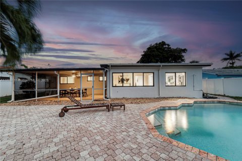 House in Lauderdale-by-the-Sea, Florida 3 bedrooms, 148.83 sq.m. № 1896016 - photo 2