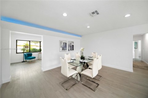 House in Lauderdale-by-the-Sea, Florida 3 bedrooms, 148.83 sq.m. № 1896016 - photo 20