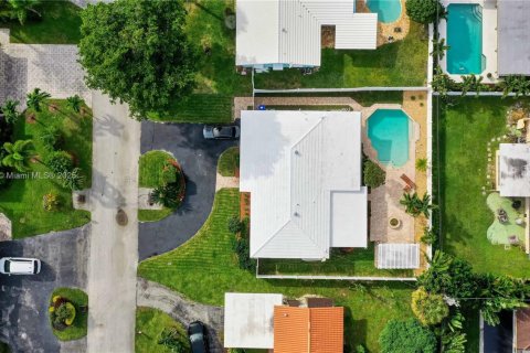 House in Lauderdale-by-the-Sea, Florida 3 bedrooms, 148.83 sq.m. № 1896016 - photo 10