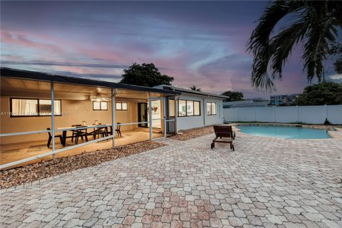 House in Lauderdale-by-the-Sea, Florida 3 bedrooms, 148.83 sq.m. № 1896016 - photo 3