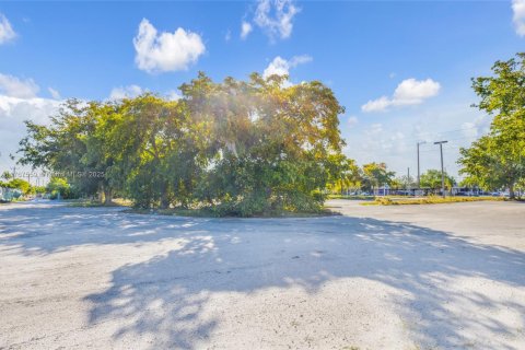 Commercial property in Lauderdale Lakes, Florida № 1874695 - photo 9