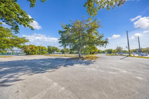 Commercial property in Lauderdale Lakes, Florida № 1874695 - photo 10