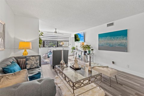Copropriété à vendre à Sunrise, Floride: 2 chambres, 127 m2 № 1944849 - photo 15