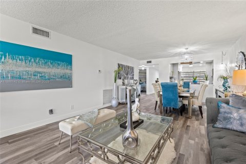 Copropriété à vendre à Sunrise, Floride: 2 chambres, 127 m2 № 1944849 - photo 17
