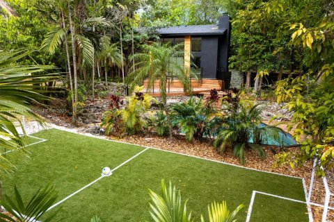 House in Pinecrest, Florida 4 bedrooms, 416.2 sq.m. № 1928594 - photo 13