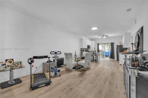 Condo in Hollywood, Florida, 2 bedrooms № 1988212 - photo 5