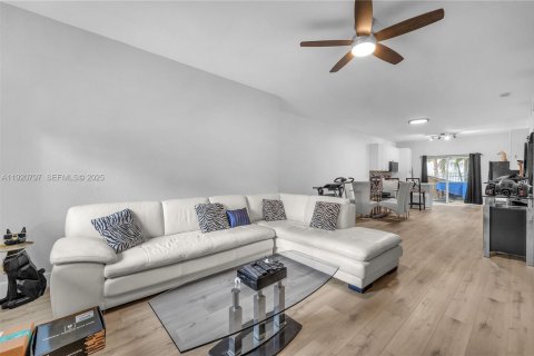 Condo in Hollywood, Florida, 2 bedrooms № 1988212 - photo 3