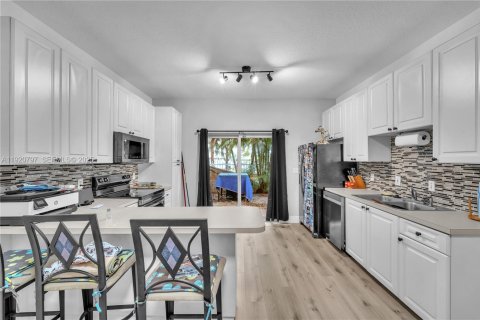 Condo in Hollywood, Florida, 2 bedrooms № 1988212 - photo 8