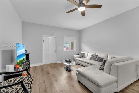 Condo in Hollywood, Florida, 2 bedrooms № 1988212 - photo 4