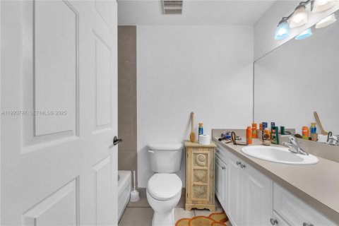 Condo in Hollywood, Florida, 2 bedrooms № 1988212 - photo 12