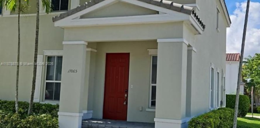 Adosado en Miami, Florida 4 dormitorios, 214.79 m2 № 1896211