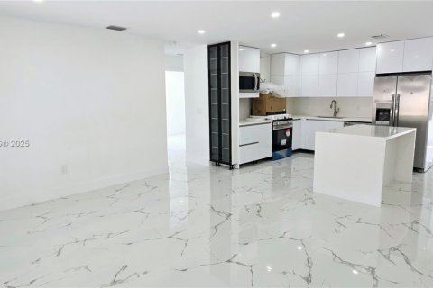 Casa en venta en Miami, Florida, 5 dormitorios, 164.99 m2 № 1889998 - foto 6